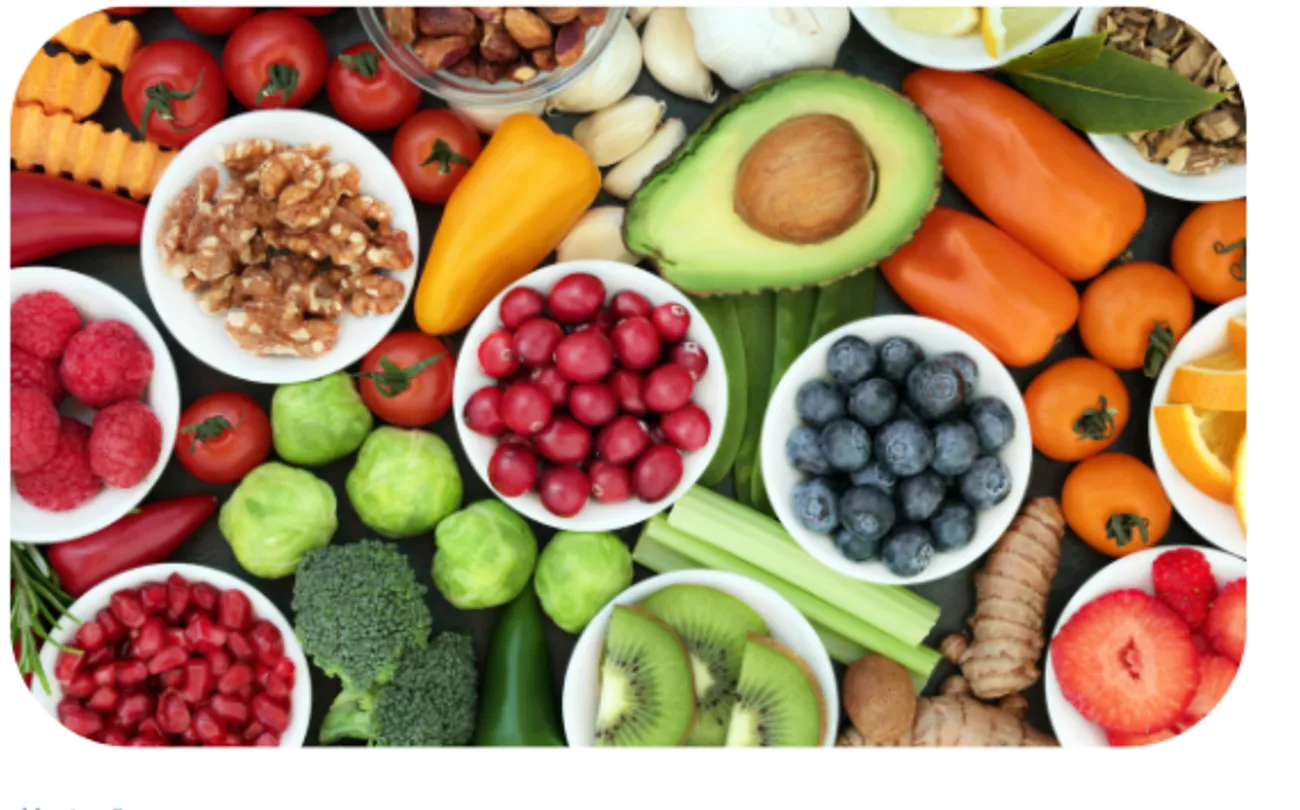 Assortiment d'aliments frais et naturels : fruits, légumes, oléagineux