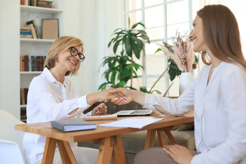 Naturopathe accueillant un consultant lors d'un rendez-vous